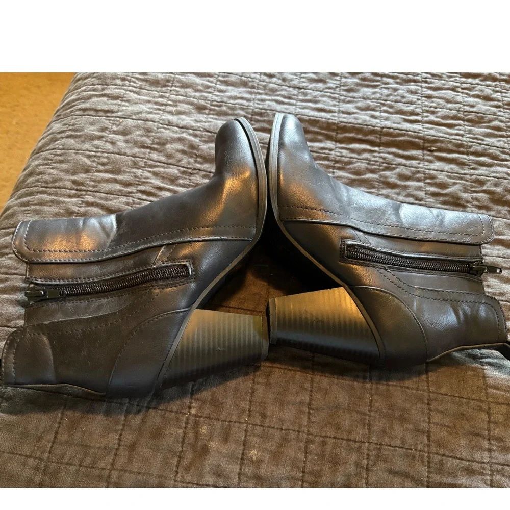 Soda‎ Ankle Boots Block Heel Buckle Accents Black Size 7